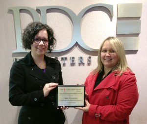 Lauren Smith of the Ontario Lung Association presents Kate Saldanha with the Volunteer Recognition Award